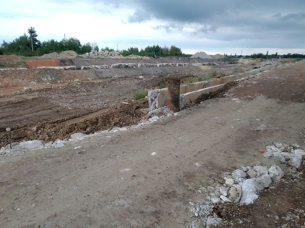 Zahloubeni pred tunelem, pohled smer Hlinsko. Ty "osklive" betonove pasy jsou vybetonovane nekdy na jare 2020....