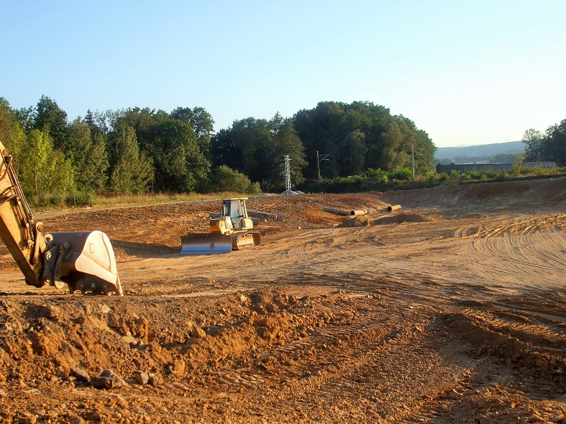 Mezi Novohradskou ul. a žel. tratí