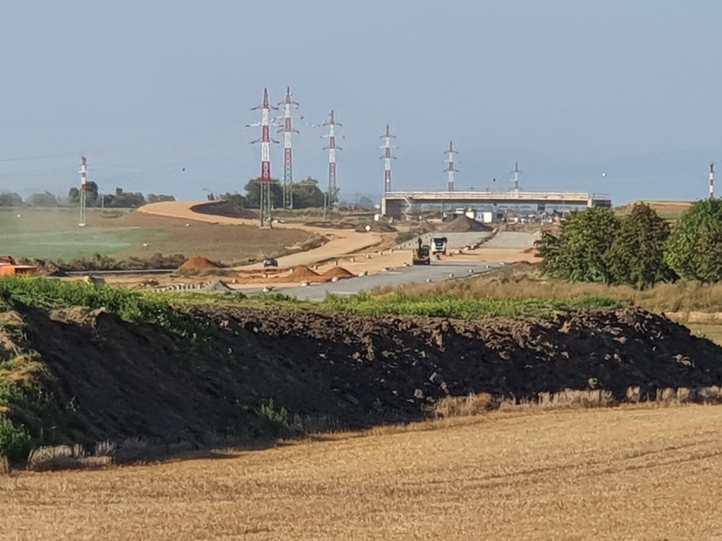 Od mostu na silnici Stěžery - HK k ulici Klacovská (nadjezd bude na této ulici), pohled je ve směru na PL.