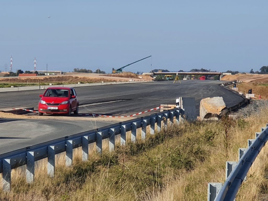 Od konce D11 k nadjezdu na silnici Stěžery - HK, pohled je ve směru na PL. Minulý týden se zde asfaltovalo.