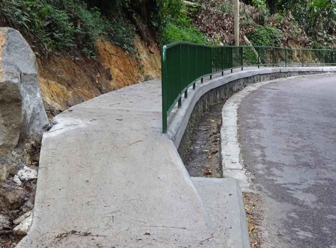 lokalita: La Misere Road, Mahe; je to spojovací silnice okružního tahu na hlavním ostrově; nový povrch, nový chodník a nové odvodnění
