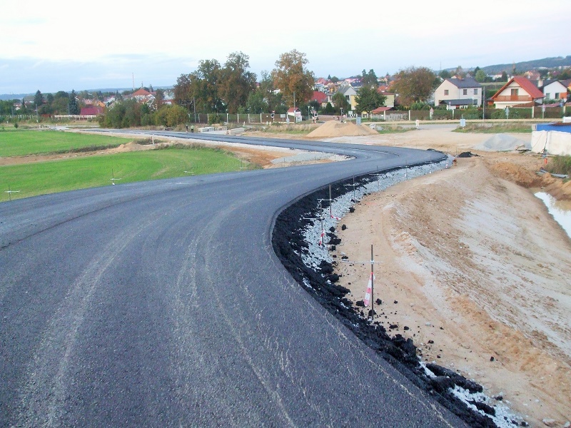 Odbočka místní komunikace z přeložené III/15523 vynucená přeložkou části žel. tratě CB - CV