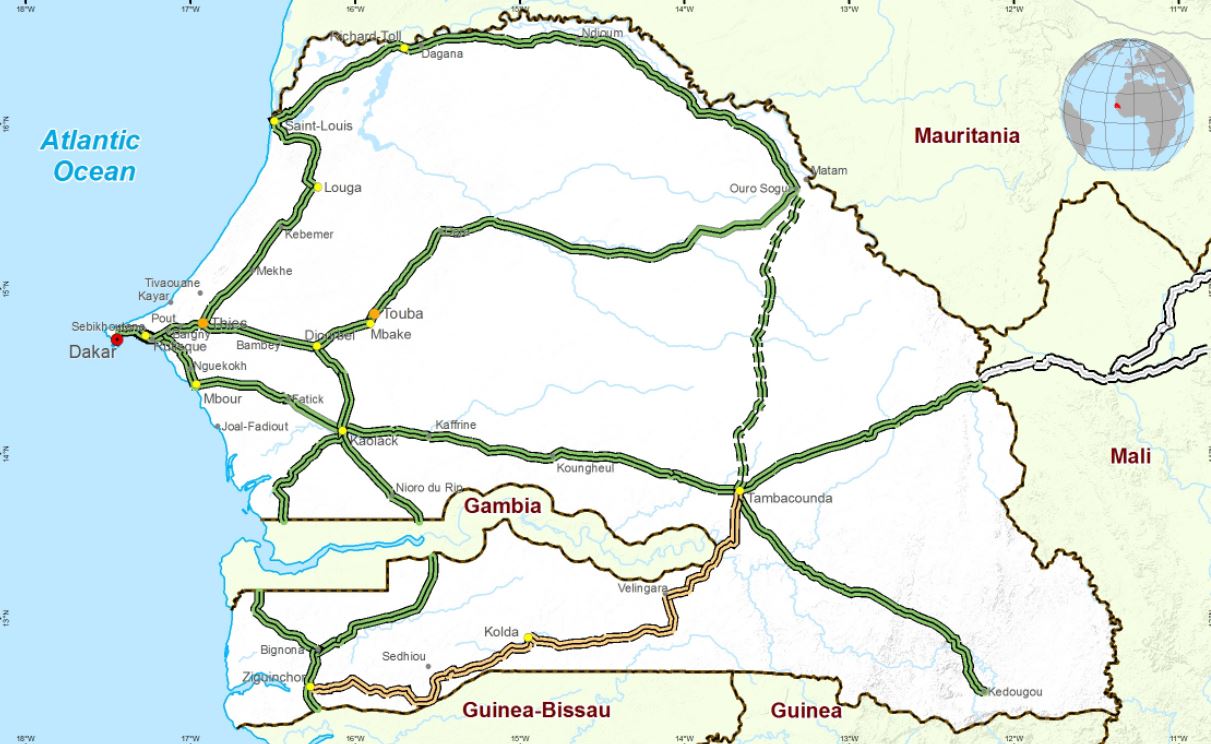 zelená nepřerušovaná linie = zpevněná silnice<br />zelená přerušovaná linie = nezpevněná silnice<br />jiná barva dole na jihu = zpevněná pro extra těžkou dopravu (nejen běžné kamiony)