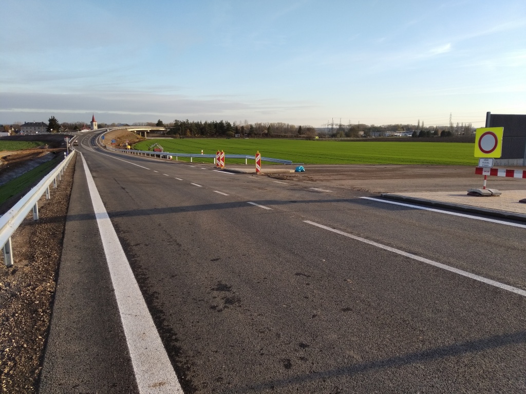 Napojení větve Praha - Jaroměř na silnici Semonice - Rožnov.