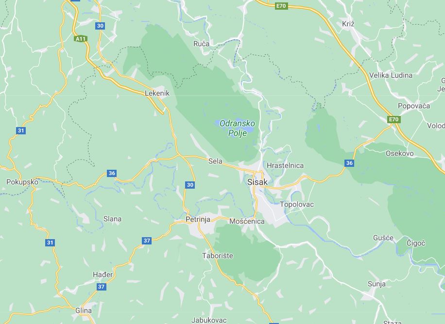 zdánlivě končí A11 v poli, ale je na paralelní silnici napojená