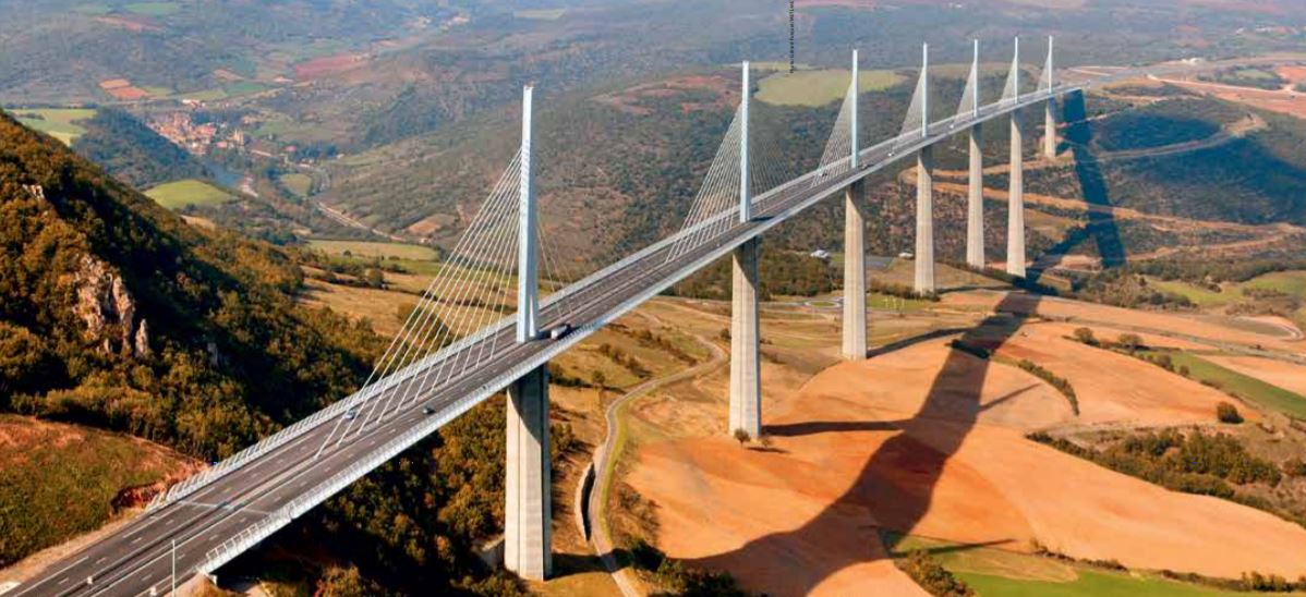 Jedna z hlavních dominant silniční infrastruktury - viadukt Millau s délkou 2460m na A75. K nalezení v tématu: Eiffarie/APRR, provozovatel CEVM. Mj. i turistický magnet. Nedávno oslavil 17. výročí.