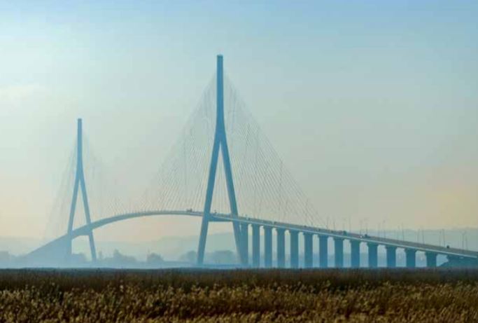 Normandy Bridge nad řekou Seine. Odolá mj. silnému větru až do 300 km/h. Minulý měsíc oslavil své 26. výročí existence. Spojuje Le Havre a Honfleur a je dlouhý 2140m.