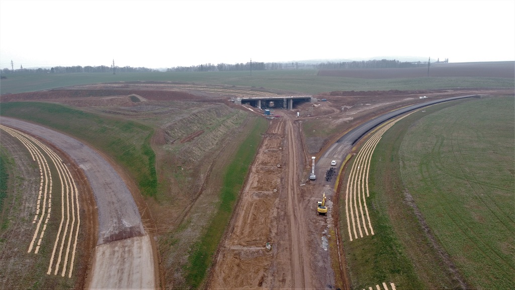 začátek přeložky I/33 v MÚK, vpravo směr Trutnov