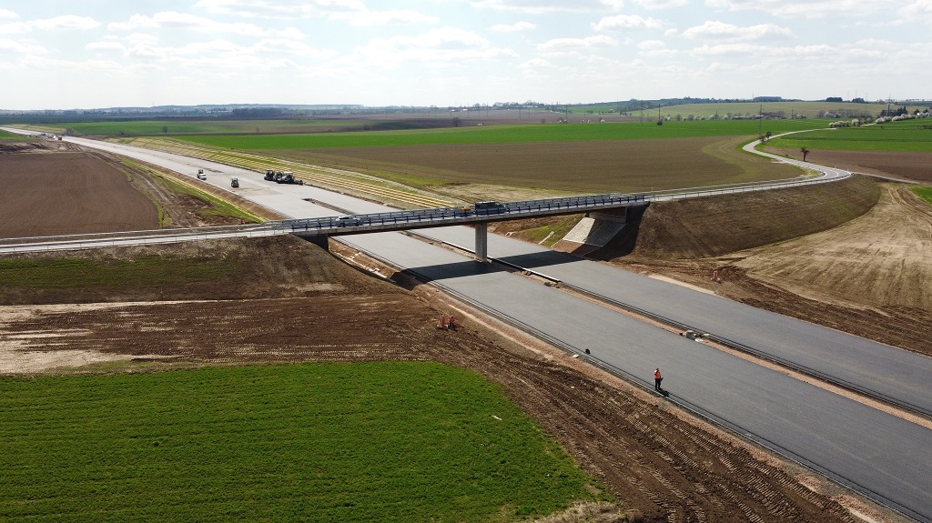 nadjezd silnice Trotina - Sendražice, směr HK