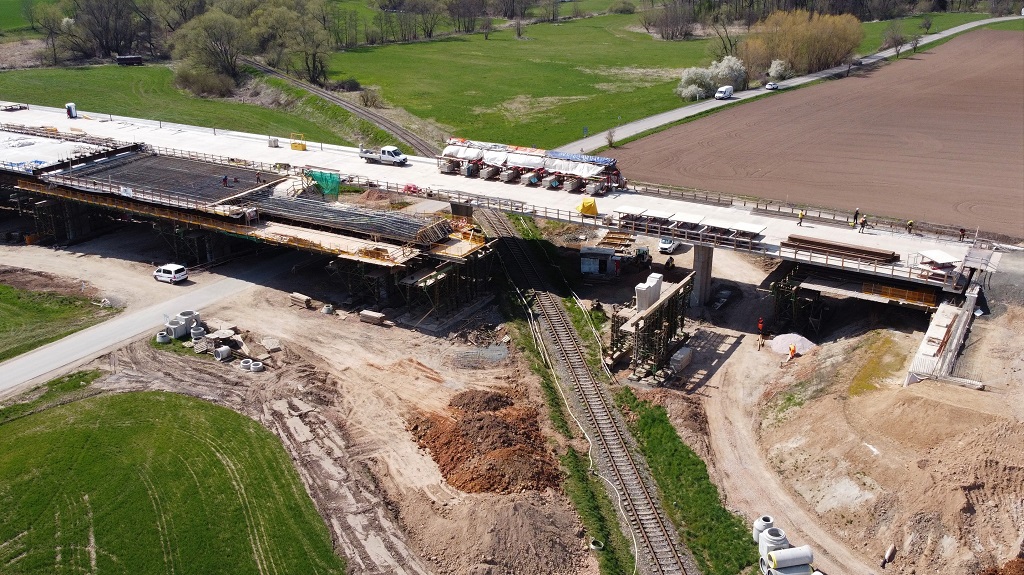 detail, vlevo směr HK