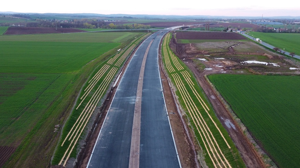 Pohled od mostu směr Jaroměř, v pozadí most Trotina.