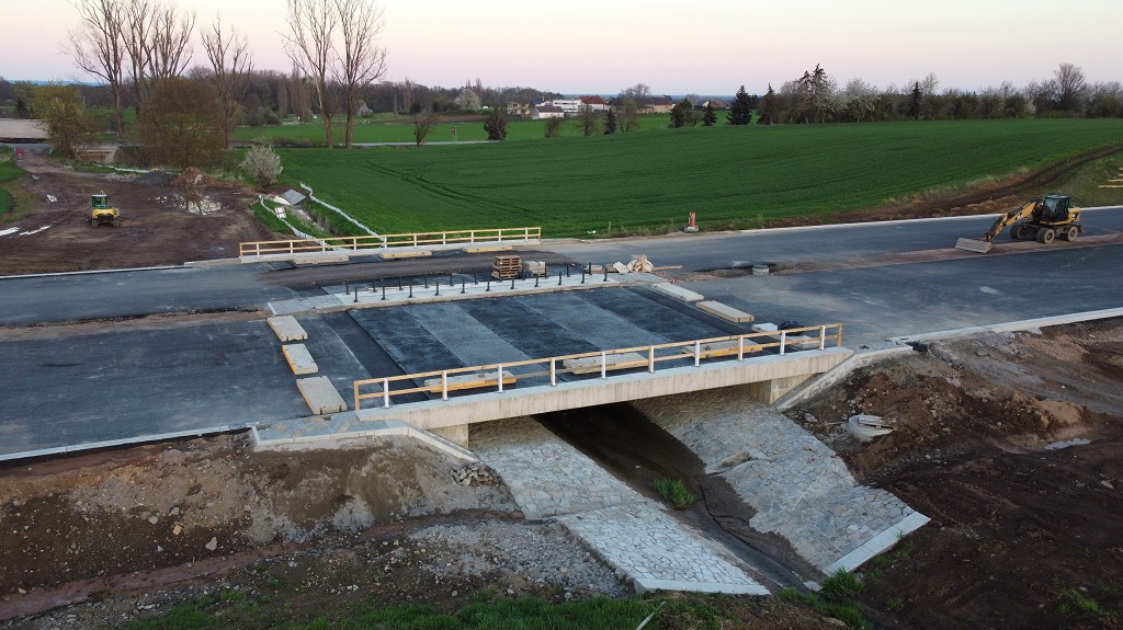 Detail, vpravo směr HK.