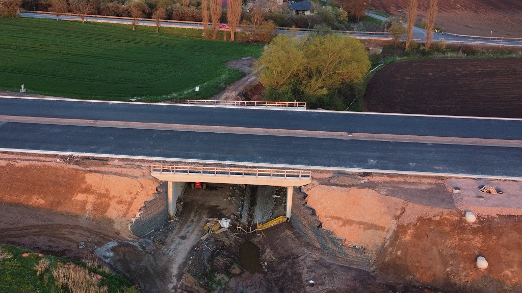 Detail, vpravo směr HK.