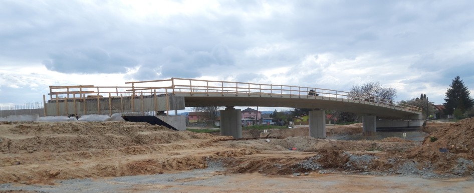 ... zato most v ulici Ke Studánce bude za pár měsíců k otevření.