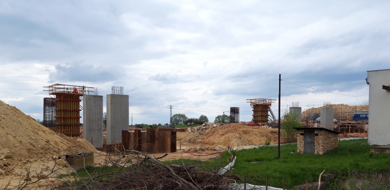 Most přes Hodějovický potok má teprve pár pilířů...