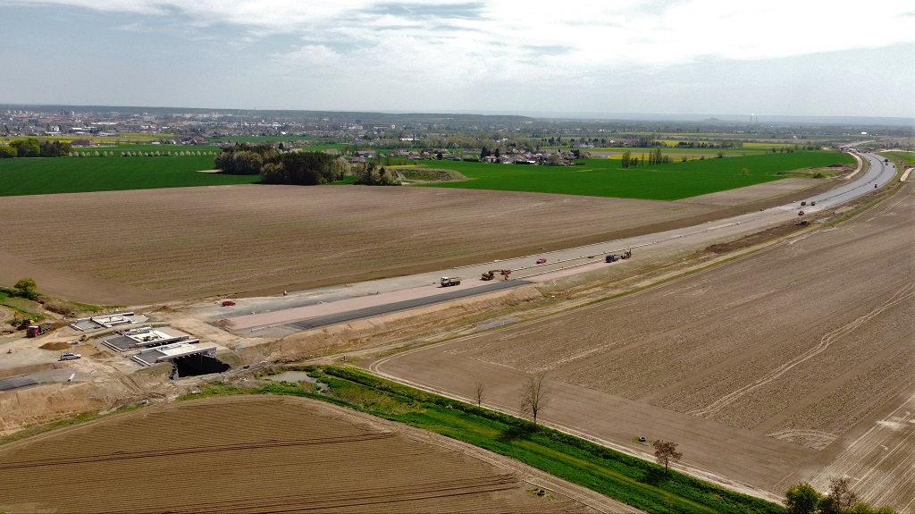 trasa od mostů přes polní cestu před MÚK Plotiště, směr Praha