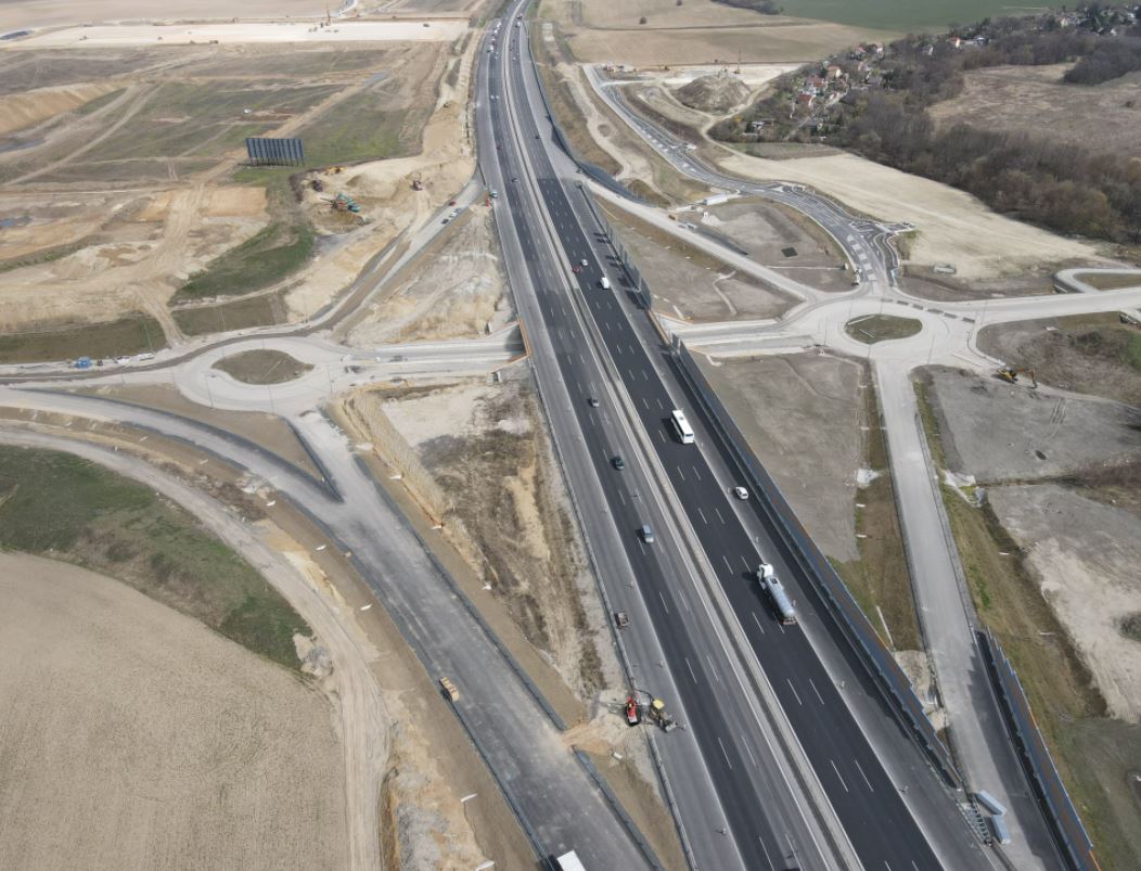 Stavba mimoúrovňovej križovatky Triblavina na diaľnici D1 (km 18,080) v úseku Bratislava – Senec. Okružnými križovatkami stavby sa pripoja na diaľnicu okolité obce a výrazným spôsobom sa odľahčí doprava na frekventovaných cestách.<br /><br />zdroj: NDS