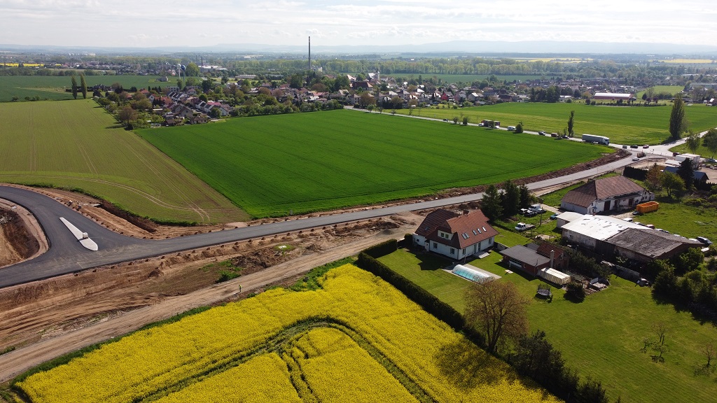 Napojení na stávající I/33. Vlevo směr Jaroměř.