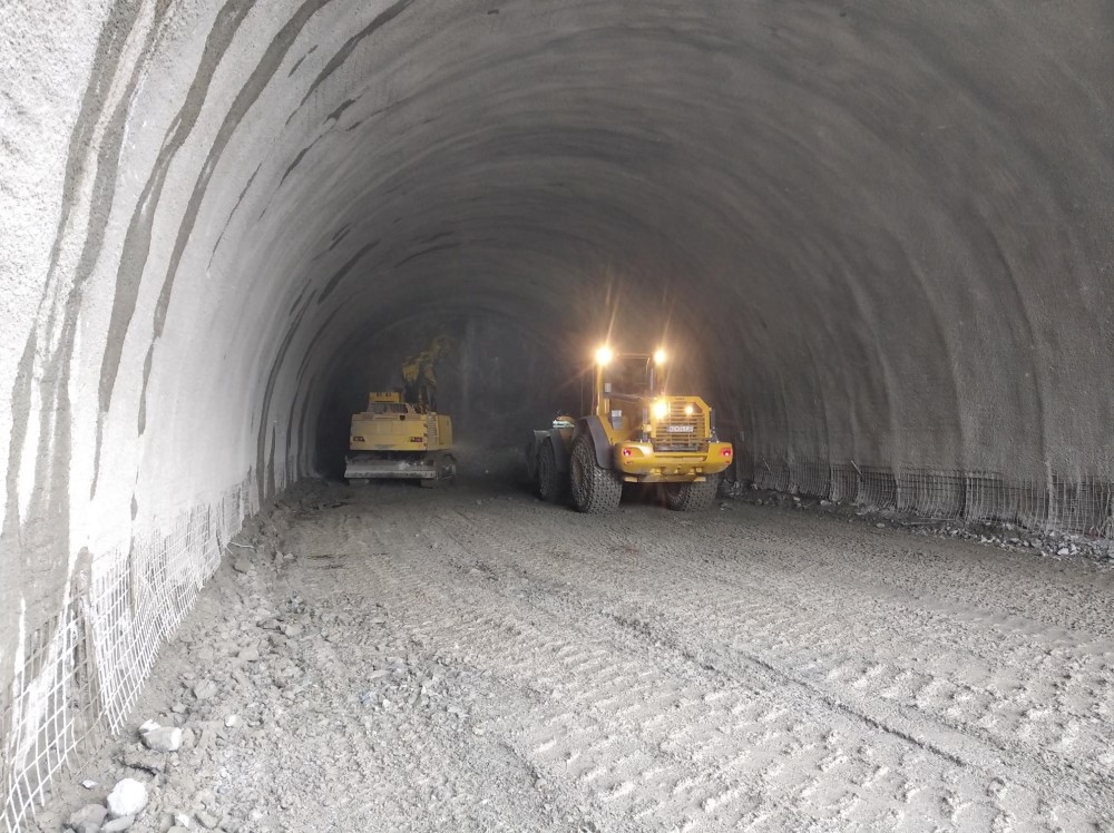V tunelu vyraženo cca 30m.