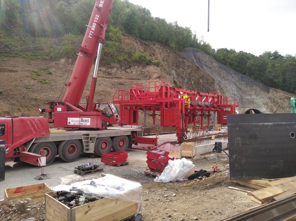 Probíhá montáž hydraulického pojízdného bednění.