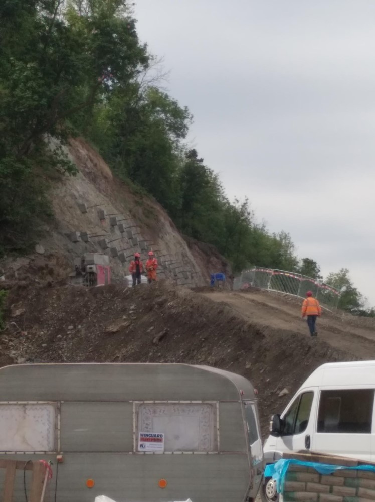 Kotvy přibývají a terén se snižuje.