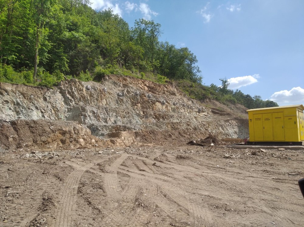 Zde odebírání skalního masivu hotovo.