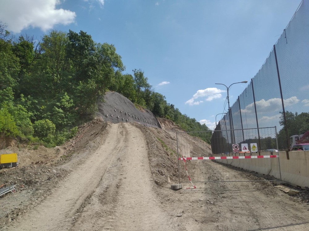 Zde prozatím odebírání skály pozastaveno kvůli problémům s geologií.