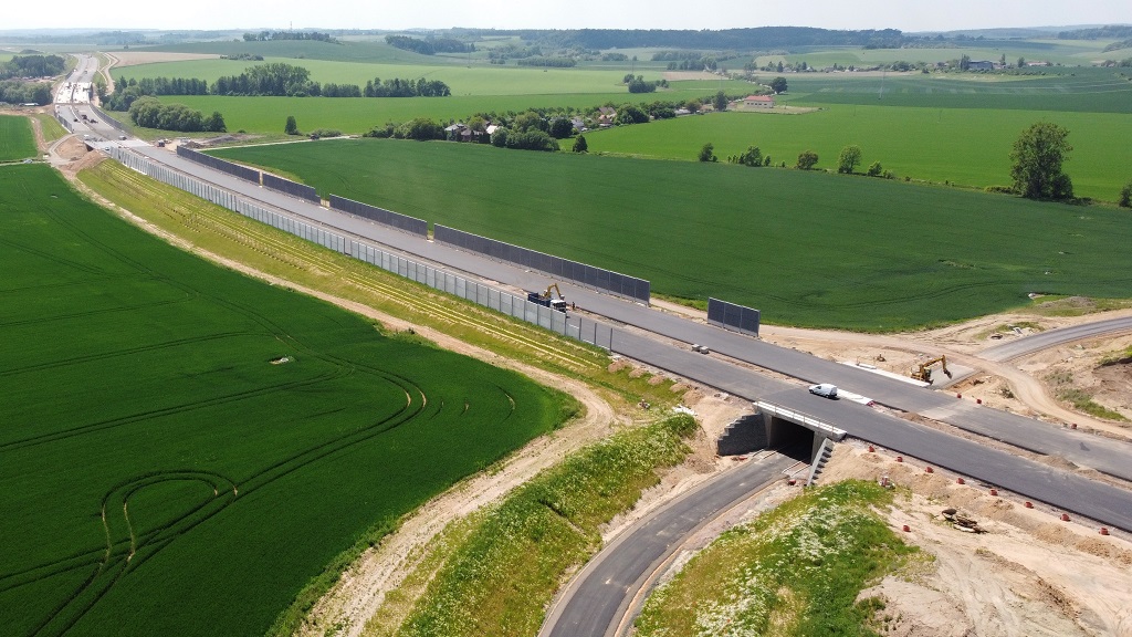 Most přes místní komunikaci do Horních Dolců.