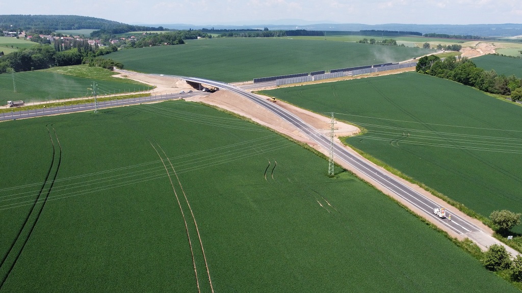 Vpravo směr Trutnov.