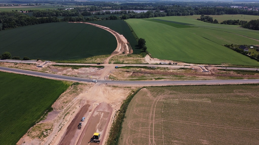 Stavba přeložky I/33 od MÚK Jaroměř - sever, prostor OK s I/37 a trasa budoucí přeložky I/33, směr Náchod.