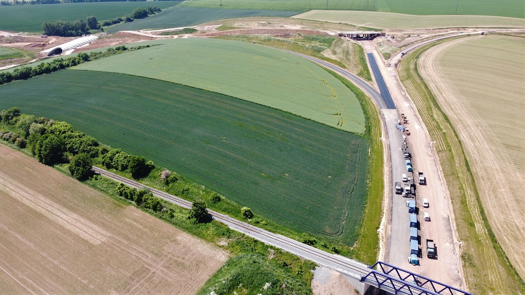 Stavba přeložky I/33 k MÚK Jaroměř - sever, vlevo směr Hradec Králové.