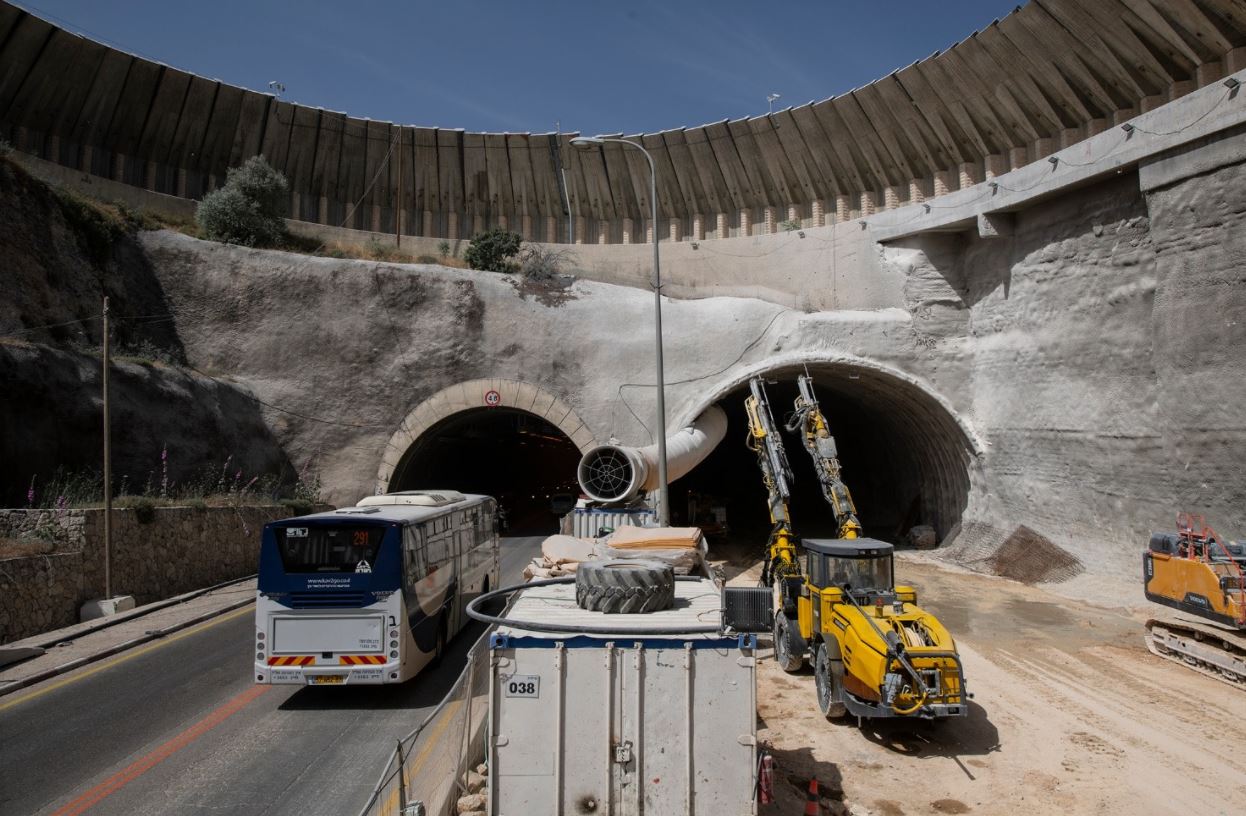 severní portál tunelu<br />disponuje proměnným pruhem v provozu, proto je širší, než původní roura vedle