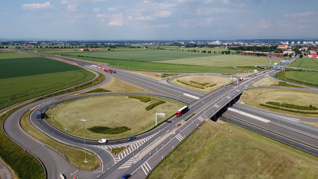 Vlevo směr Jaroměř.