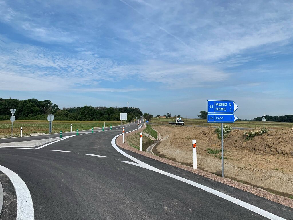 Okružní křižovatka s výjezdem na Pardubice po I/36.
