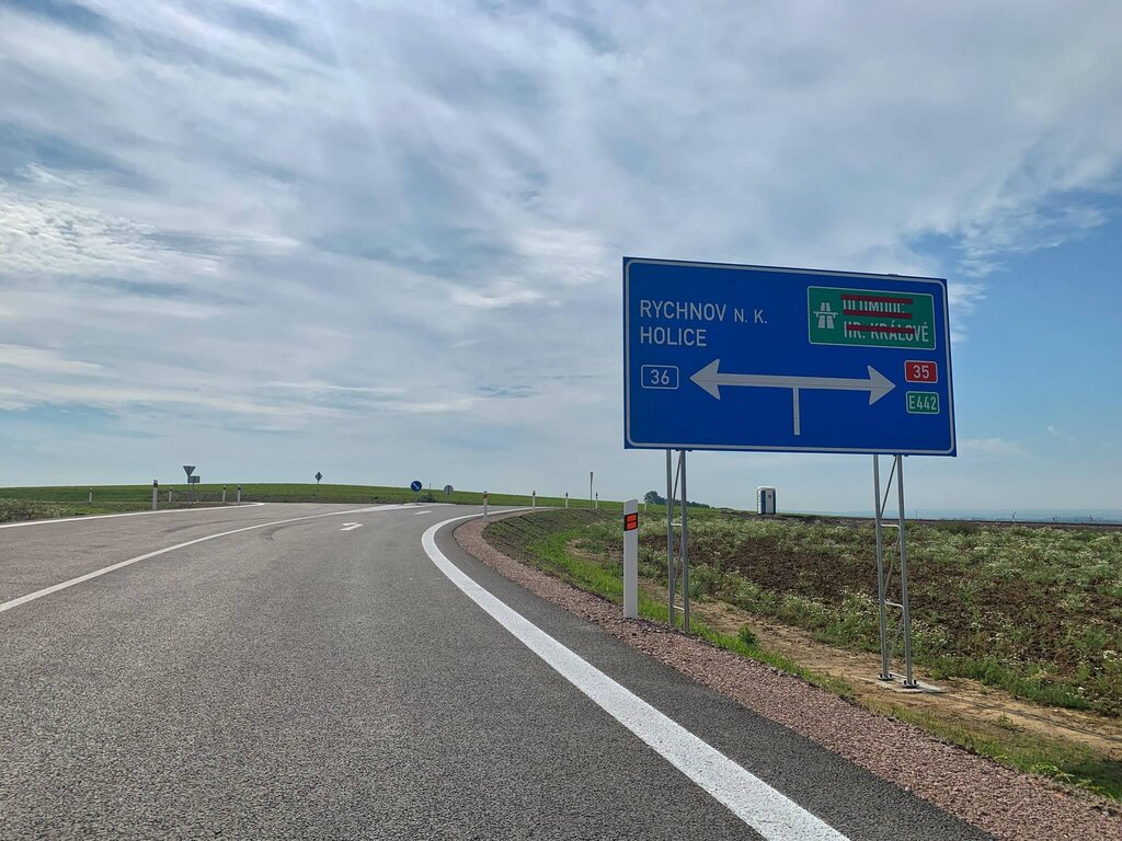 Dopravní značení, něco mi říká, že červená 35 tam je navíc. Ale třeba se pletu.