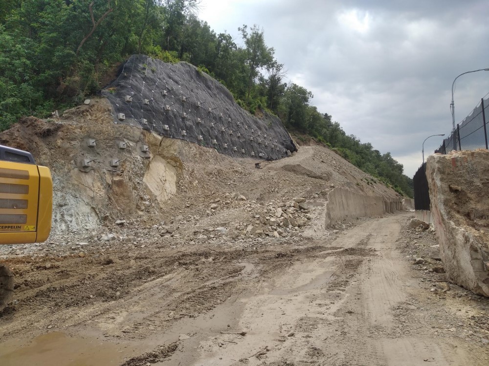 Kotvení svahu pro galerii