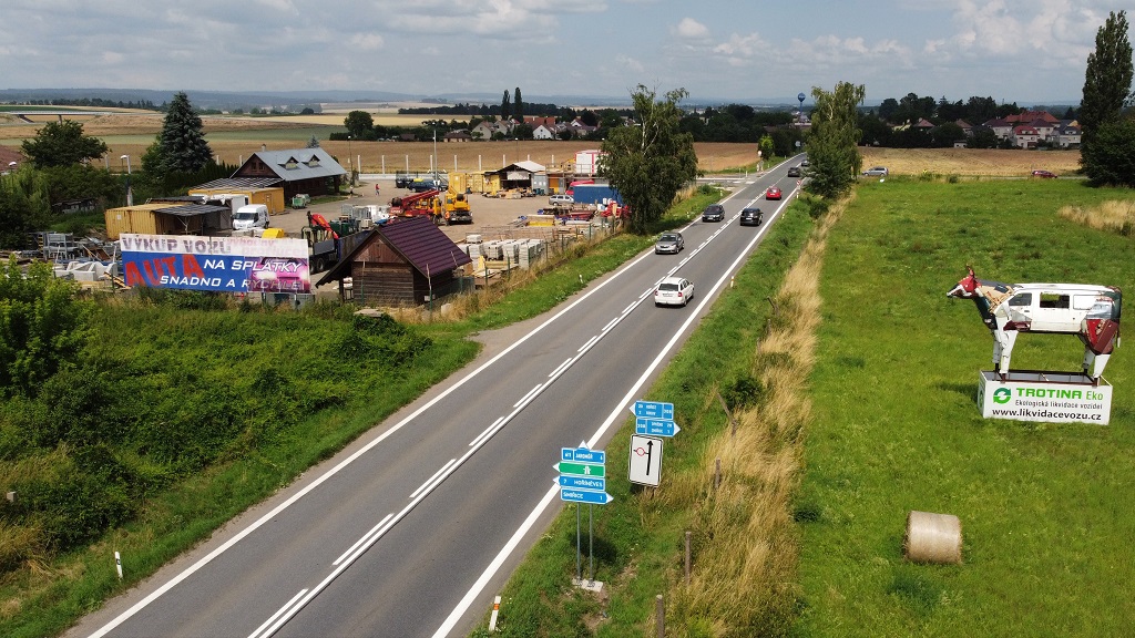 příjezd od Hradce Králové, vlevo směr nájezd na D11
