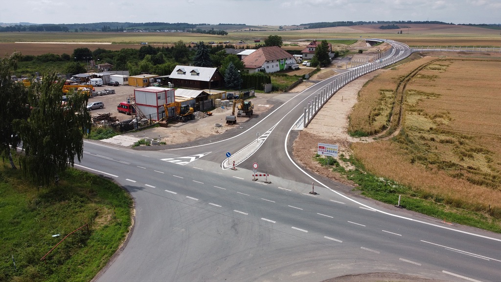 napojení MÚK Smiřice na I/33, vpravo směr Jaroměř