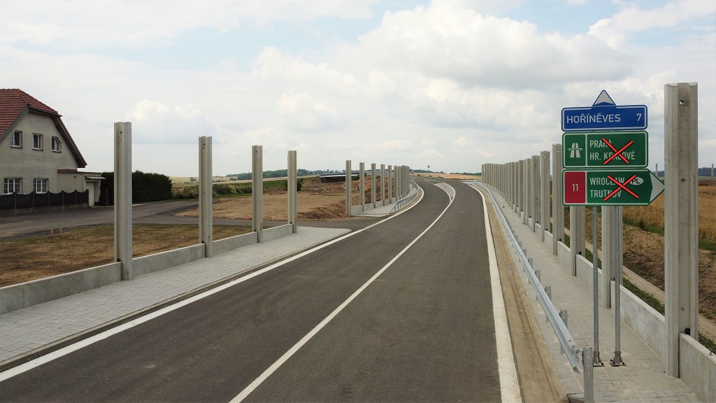 stejné místo - nájezd na D11, vpravo směr Jaroměř