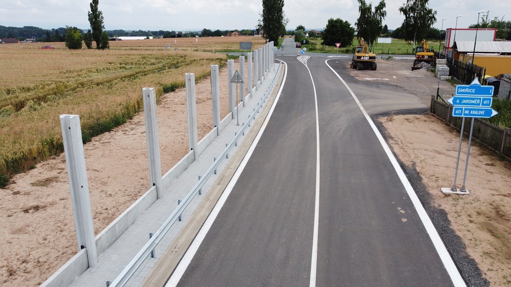 napojení na stávající I/33, vpravo směr Hradec Králové