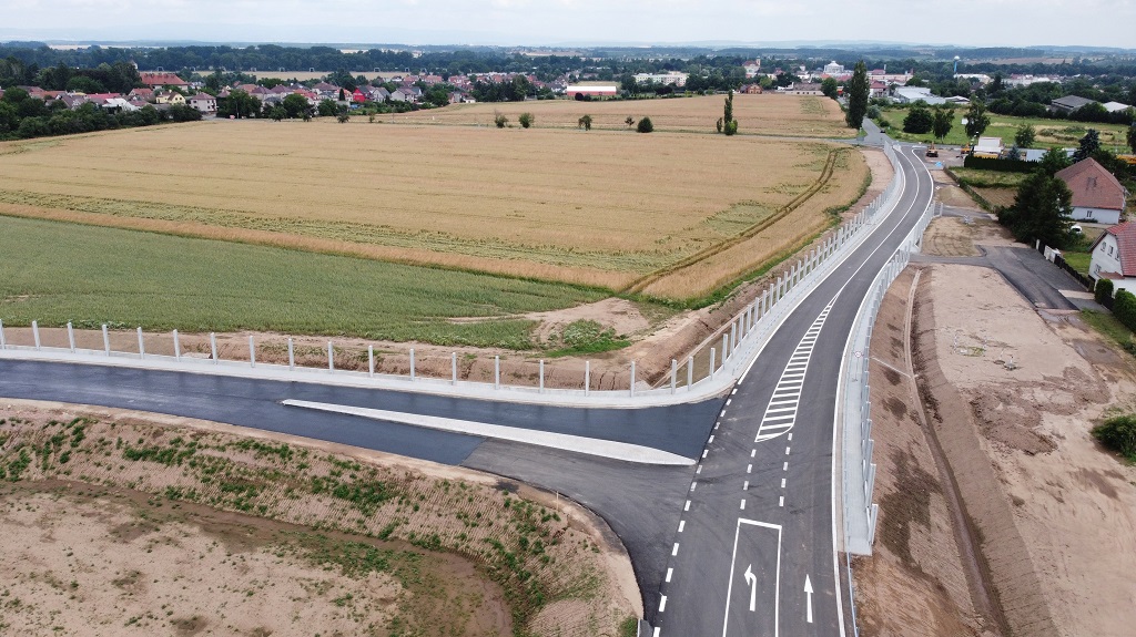 napojení na stávající I/33, vpravo směr Hradec Králové