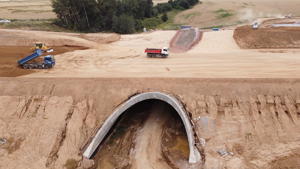 Detail podjezdu. Vlevo směr Hradec Králové.