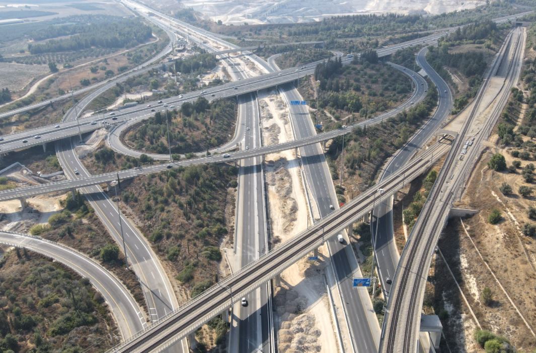 některé větvy silnic a tratě mají hotovo v rámci uzlu, ale nemají ještě pokračování, ovšem uzel je hotový; za plnýho provozu<br />pod silnicí se v těchto místech nachází i tunelová sekce pro trať, stejně tak další na viaduktu<br />část silnice 431 je v jednom pásu až 4- pruhová (v opačném 2)