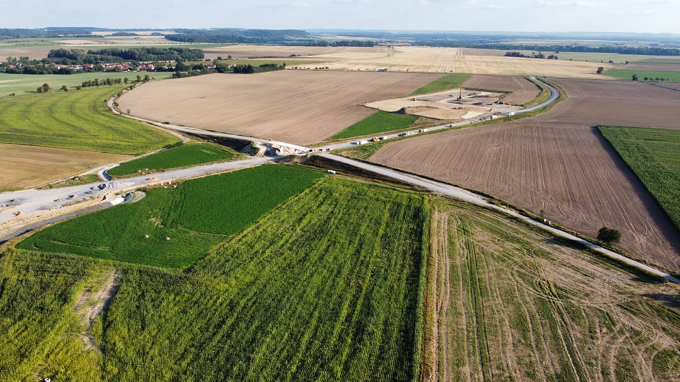 Časy-Ostrov 25.8.2021 (Propojení MUK s silnicí č.17 Chrudim-Zámrsk.V pozadí stavba SSUD Městec)