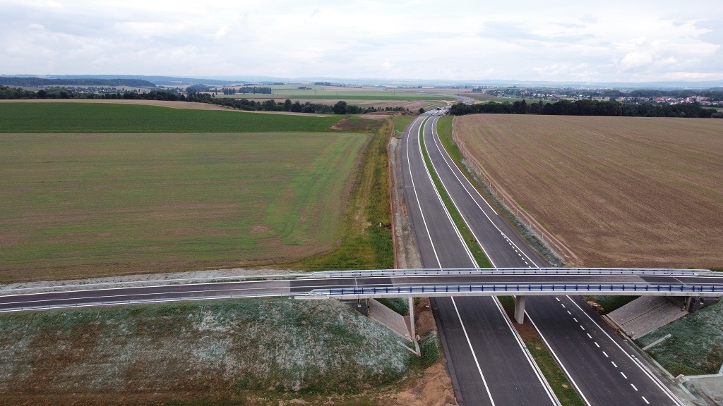 stejné místo, pohled přes nadjezd silnice  Holohlavy - Habřina, v pozadí most Jordán, směr Jaroměř