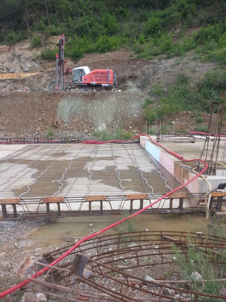 Zahájení armování definitivního portálu.