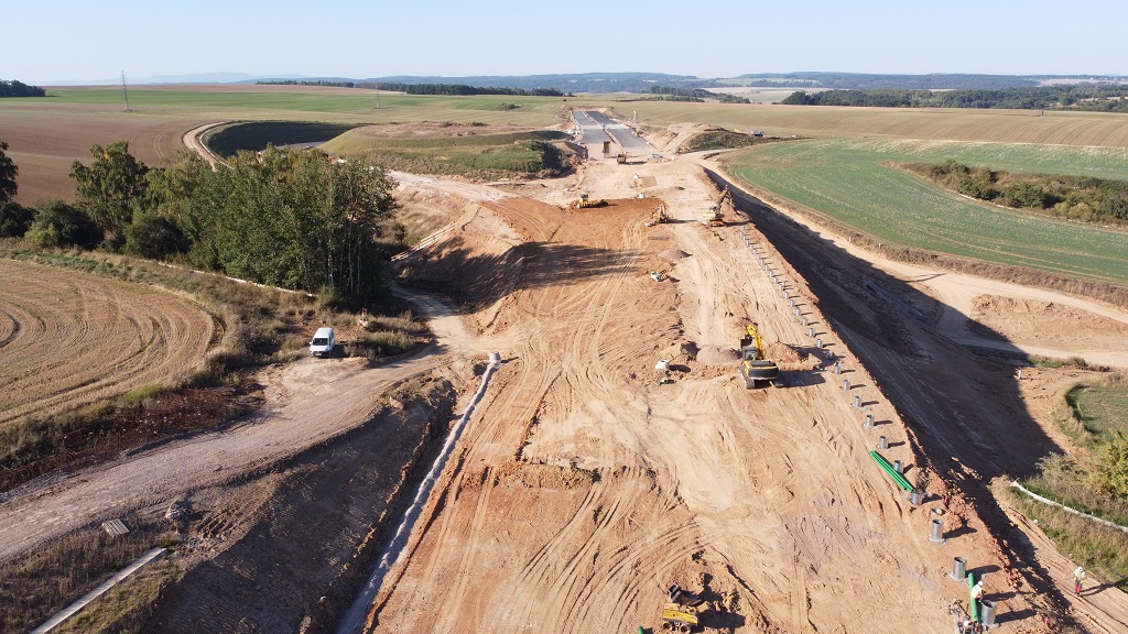 trasa před MÚK v místě nadjezdu pro polní cestu, směr Trutnov