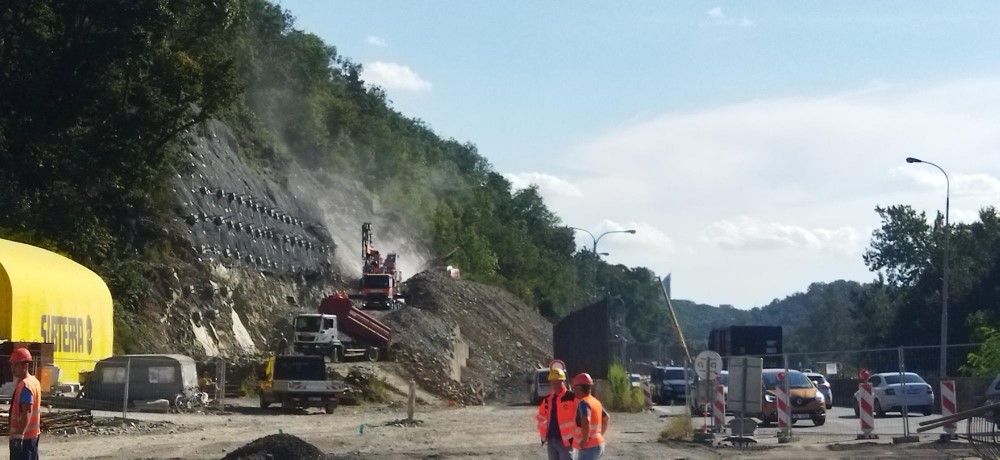 Kotvení svahu se konečně pohlo a došlo ke snížení rampy. Bohužel napínání pramencových kotev je zdlouhavý proces.