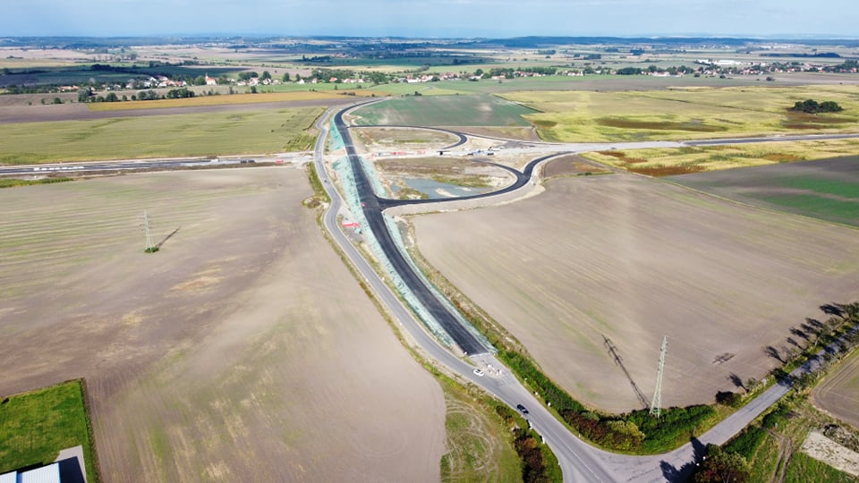 Časy-Ostrov,MUK Dašice.V pozadí D.Roveň-Komárov 25.9.2021