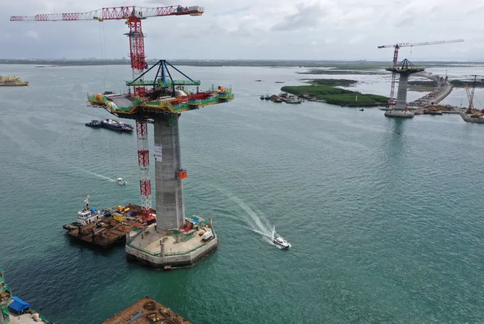 Getting set for main span construction | image courtesy CCLEx